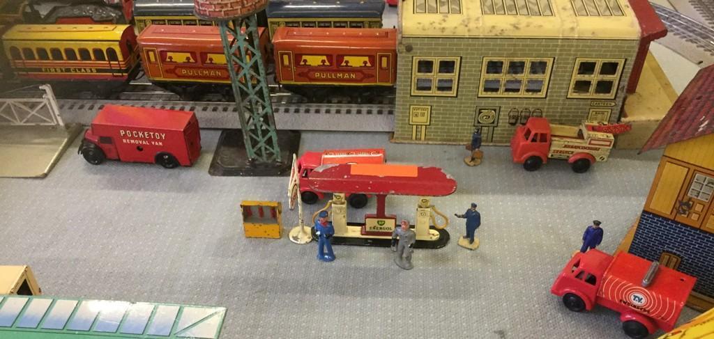 Fig 25 Smaller 0 Gauge Garage Scene